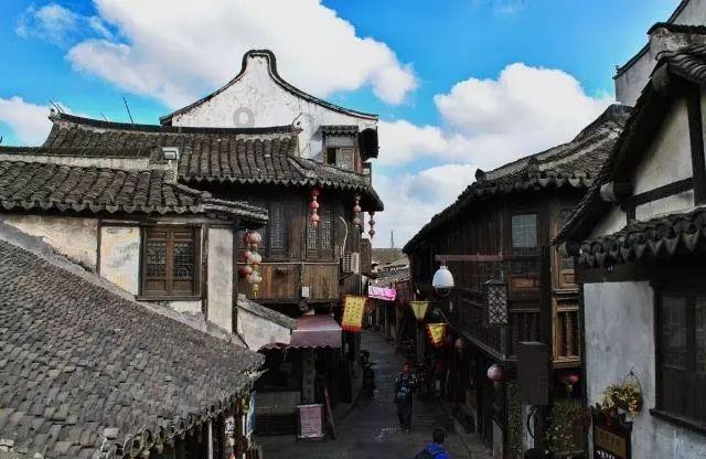 58岁张卫健彩排遇惊险意外,敬业精神令人敬佩